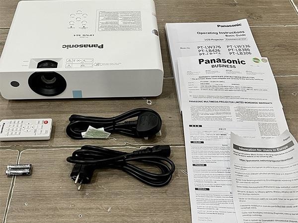 máy chiếu văn phòng Panasonic PT-LB426 sở hữu kiểu dáng hiện đại