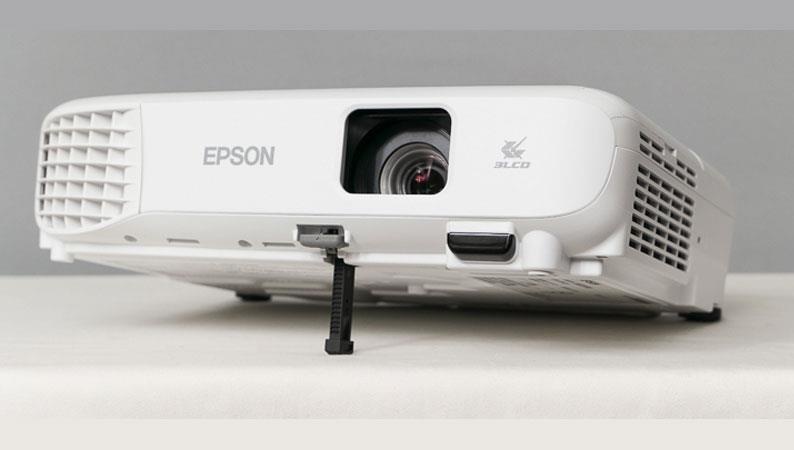 Máy chiếu Epson EB-E01 được trang bị đèn chiếu có tuổi thọ lên đến 12.000 giờ