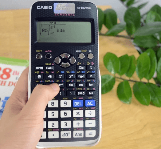 máy tính Casio fx-580VN hiển thị thông tin dễ hiểu